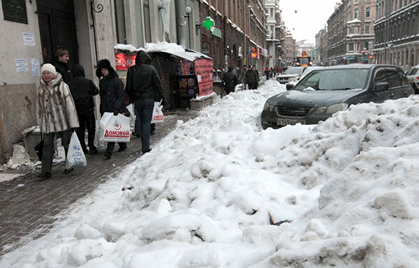 Огромный сугроб с посланием губернатору Беглову появился в центре Петербурга беглов, петербург, снег