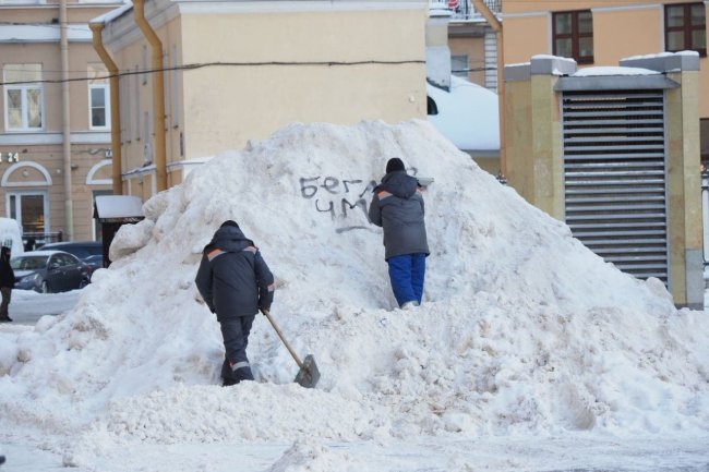Огромный сугроб с посланием губернатору Беглову появился в центре Петербурга беглов, петербург, снег