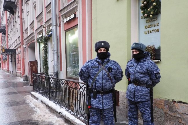 «Солдат стоит, выручка не идет». Полиция дежурит у закрытых баров в центре Петербурга qr-сопротивление, питер, полиция, росгвардия, осада, бары