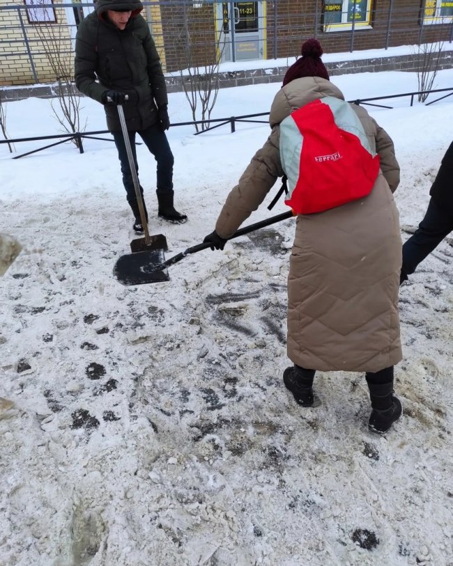 В Петербурге горожане вышли сами расчищать улицы