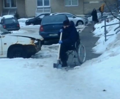 Беглов вынудил инвалидов самостоятельно чистить снег на улице беглов, уборка снега, пенсионеры, инвалиды