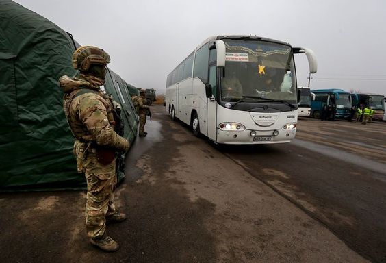 Обстрелы украинских силовиков вынудили мирных жителей Донбасса покинуть свои дома украина, донбасс, лнр, днр