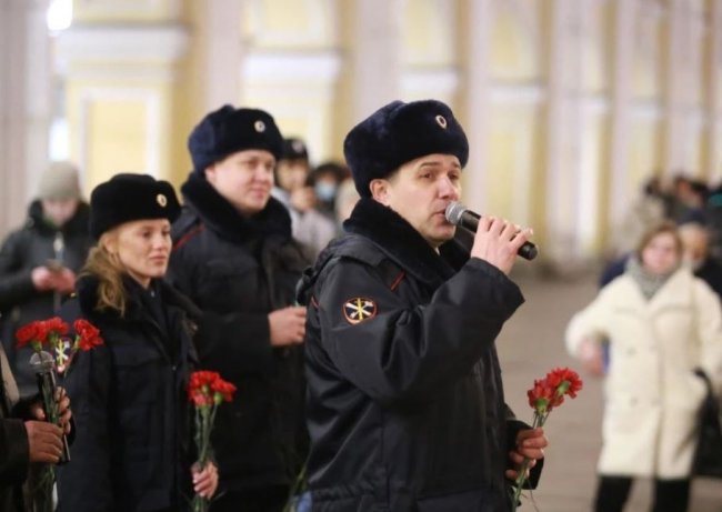 Полиция дает уличный концерт в Петербурге в поддержку спецоперации на Украине мвд, полиция, акция поддержки, питер