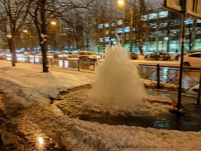Фонтан посреди зимы: в Питере нашли новый способ борьбы со снегом на дорогах питер, смольный, снегопад