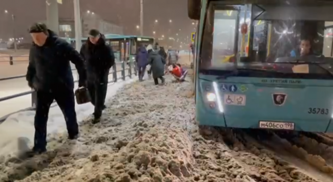 Снежное месиво под колесами: в Питере опасно на остановках, осторожно! питер, снег, беглов