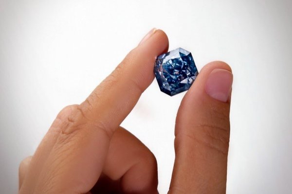 В России вырастили редчайший синий алмаз в 50 карат уровня мировых ювелирных легенд
