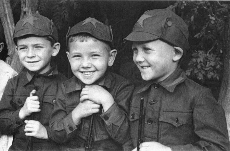 Настоящие парни 90-х: архивные фото одноклассников без пирсинга и понтов
