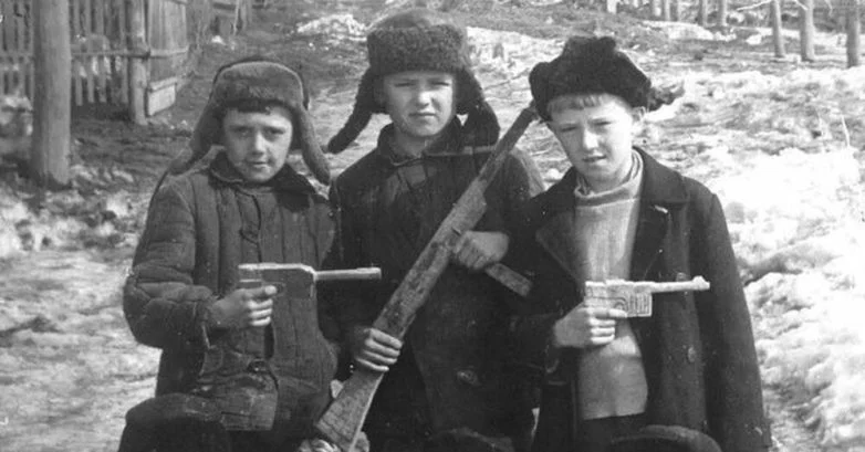 Настоящие парни 90-х: архивные фото одноклассников без пирсинга и понтов
