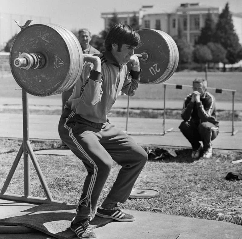 История Adidas в СССР: от сталинских рекордов до бандитских трёх полосок в 90-х