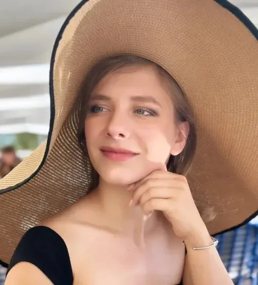 Новые фото Арзамасовой: поклонники заподозрили актрису в ринопластике