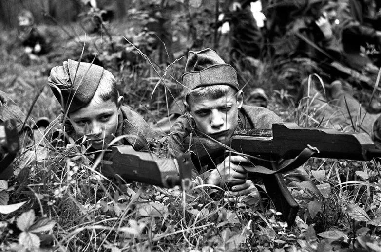 Настоящие парни 90-х: архивные фото одноклассников без пирсинга и понтов