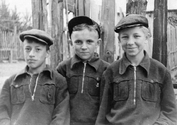 Настоящие парни 90-х: архивные фото одноклассников без пирсинга и понтов