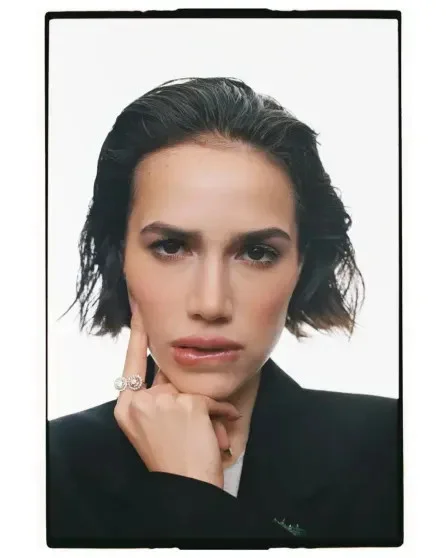 Алина Загитова стала лицом ювелирного бренда, позируя с олимпийскими медалями