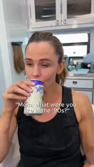 Ностальгия по 90-м: как выглядели звёзды в эпоху диско и пейджеров