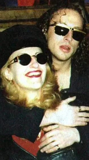 Ностальгия по 90-м: как выглядели звёзды в эпоху диско и пейджеров