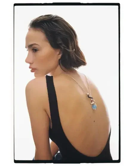 Алина Загитова стала лицом ювелирного бренда, позируя с олимпийскими медалями