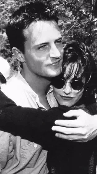 Ностальгия по 90-м: как выглядели звёзды в эпоху диско и пейджеров