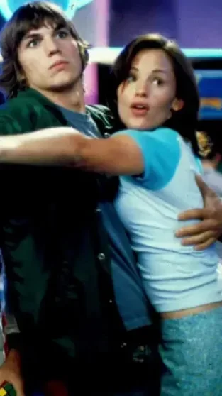 Ностальгия по 90-м: как выглядели звёзды в эпоху диско и пейджеров