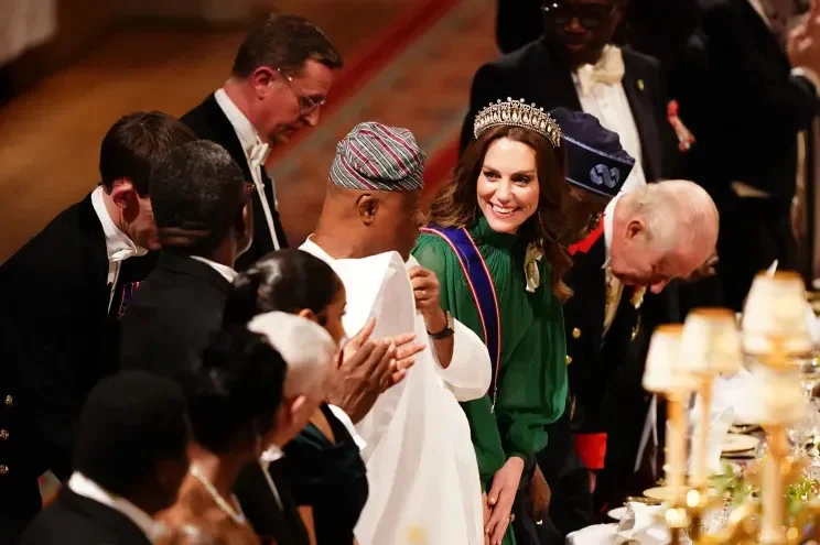 Королевский приём в Виндзоре: Кейт Миддлтон, Уильям и Карл III на банкете в честь президента Нигерии Изумрудный реверанс Кейт Миддлтон: королевская семья устроила пышный приём для президента Нигерии
