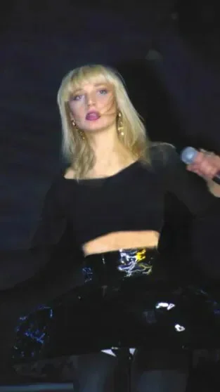 Ностальгия по 90-м: как выглядели звёзды в эпоху диско и пейджеров