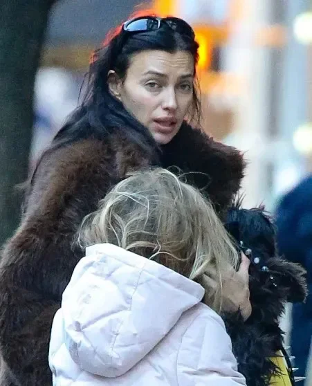 Ирина Шейк вышла на прогулку с дочерью Леей в Нью-Йорке