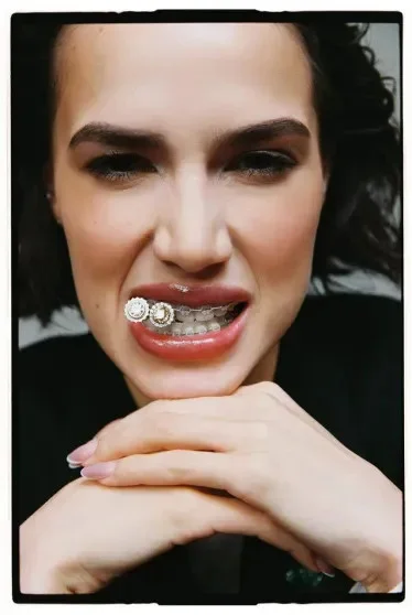 Алина Загитова стала лицом ювелирного бренда, позируя с олимпийскими медалями