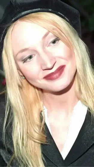 Ностальгия по 90-м: как выглядели звёзды в эпоху диско и пейджеров