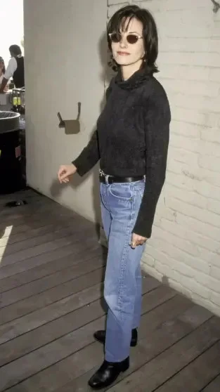 Ностальгия по 90-м: как выглядели звёзды в эпоху диско и пейджеров