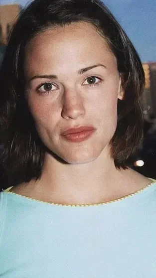 Ностальгия по 90-м: как выглядели звёзды в эпоху диско и пейджеров