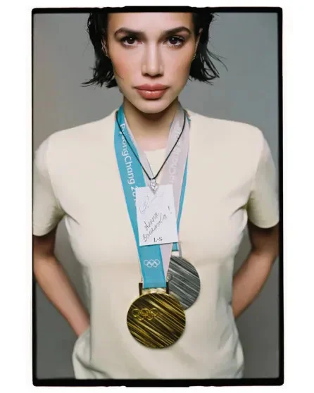 Алина Загитова стала лицом ювелирного бренда, позируя с олимпийскими медалями