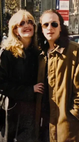 Ностальгия по 90-м: как выглядели звёзды в эпоху диско и пейджеров