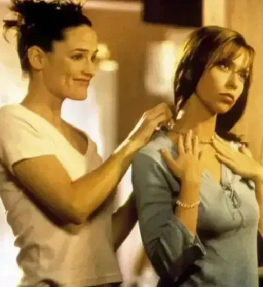 Ностальгия по 90-м: как выглядели звёзды в эпоху диско и пейджеров