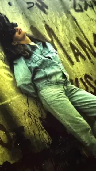 Ностальгия по 90-м: как выглядели звёзды в эпоху диско и пейджеров