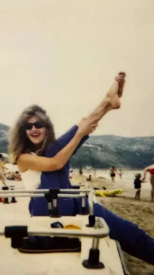 Ностальгия по 90-м: как выглядели звёзды в эпоху диско и пейджеров