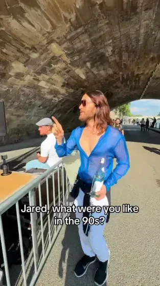 Ностальгия по 90-м: как выглядели звёзды в эпоху диско и пейджеров