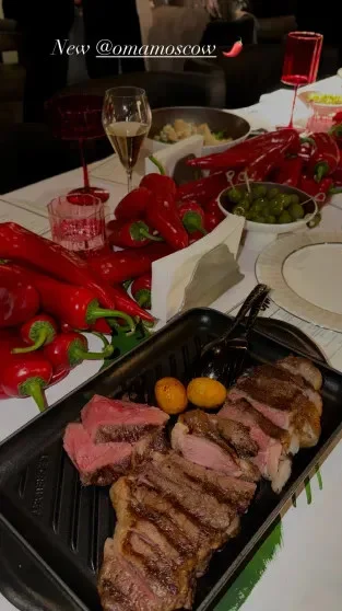 Звездный состав: кто пришел на открытие стейк-хауса ОМА на Патриарших