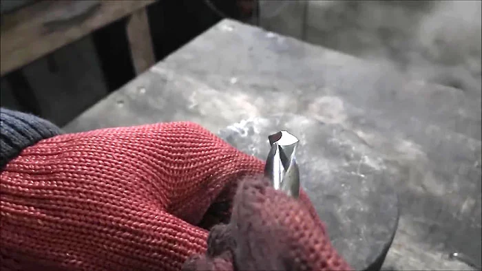 Как самому правильно заточить сверло вручную: подробный мастер-класс