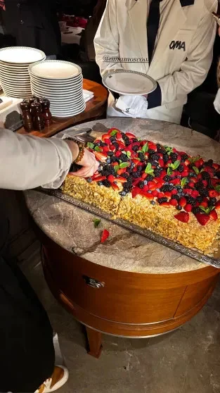 Звездный состав: кто пришел на открытие стейк-хауса ОМА на Патриарших