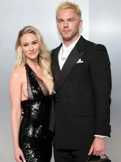 "Это грудь кормящей матери": жена Николаса Холта ответила на критику её откровенного наряда