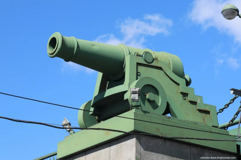 Артиллерийское украшение: декоративные пушки на Ушаковском путепроводе
