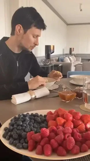 Архивные фото и скандал: Ирина Болгар против версии Павла Дурова об их отношениях