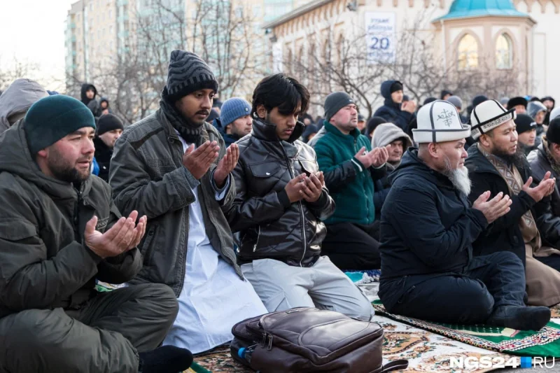 Утренний кофе с видом на море людей: неожиданная картина в центре Петербурга