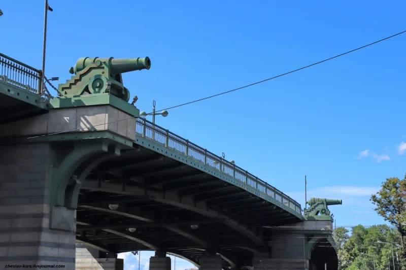 Артиллерийское украшение: декоративные пушки на Ушаковском путепроводе