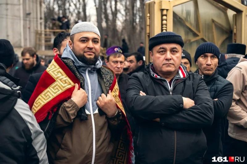 Утренний кофе с видом на море людей: неожиданная картина в центре Петербурга