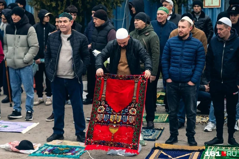 Утренний кофе с видом на море людей: неожиданная картина в центре Петербурга