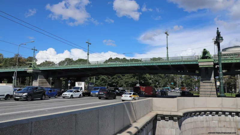 Артиллерийское украшение: декоративные пушки на Ушаковском путепроводе