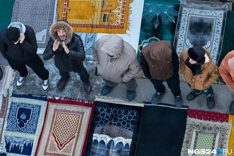 Утренний кофе с видом на море людей: неожиданная картина в центре Петербурга