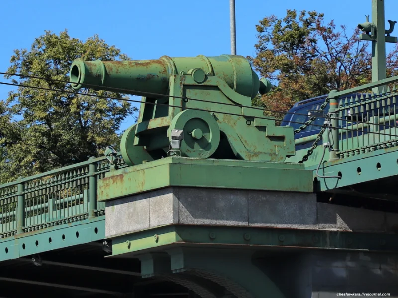 Артиллерийское украшение: декоративные пушки на Ушаковском путепроводе