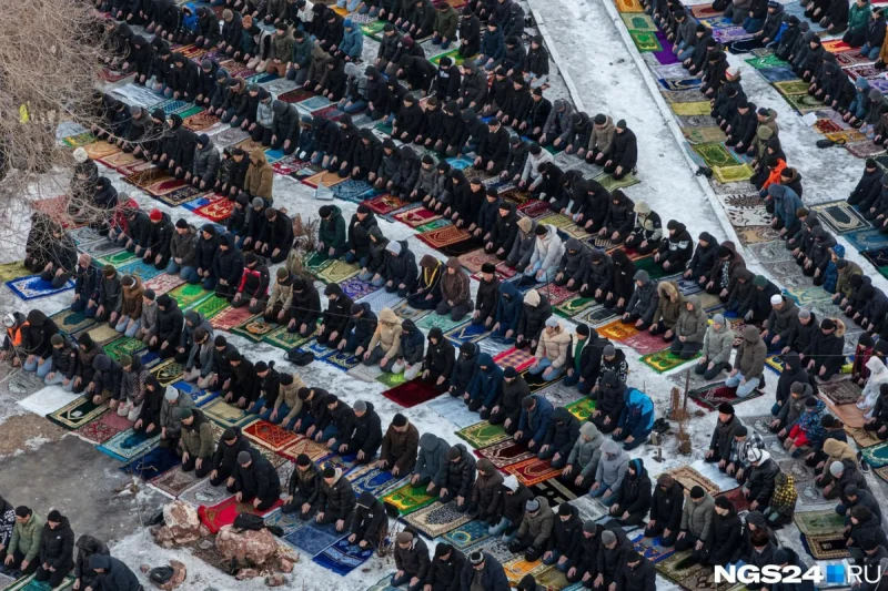 Утренний кофе с видом на море людей: неожиданная картина в центре Петербурга