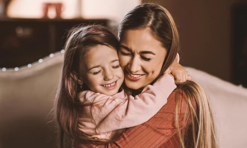 Почему ребенок не отпускает маму ни на шаг: причины и советы психолога